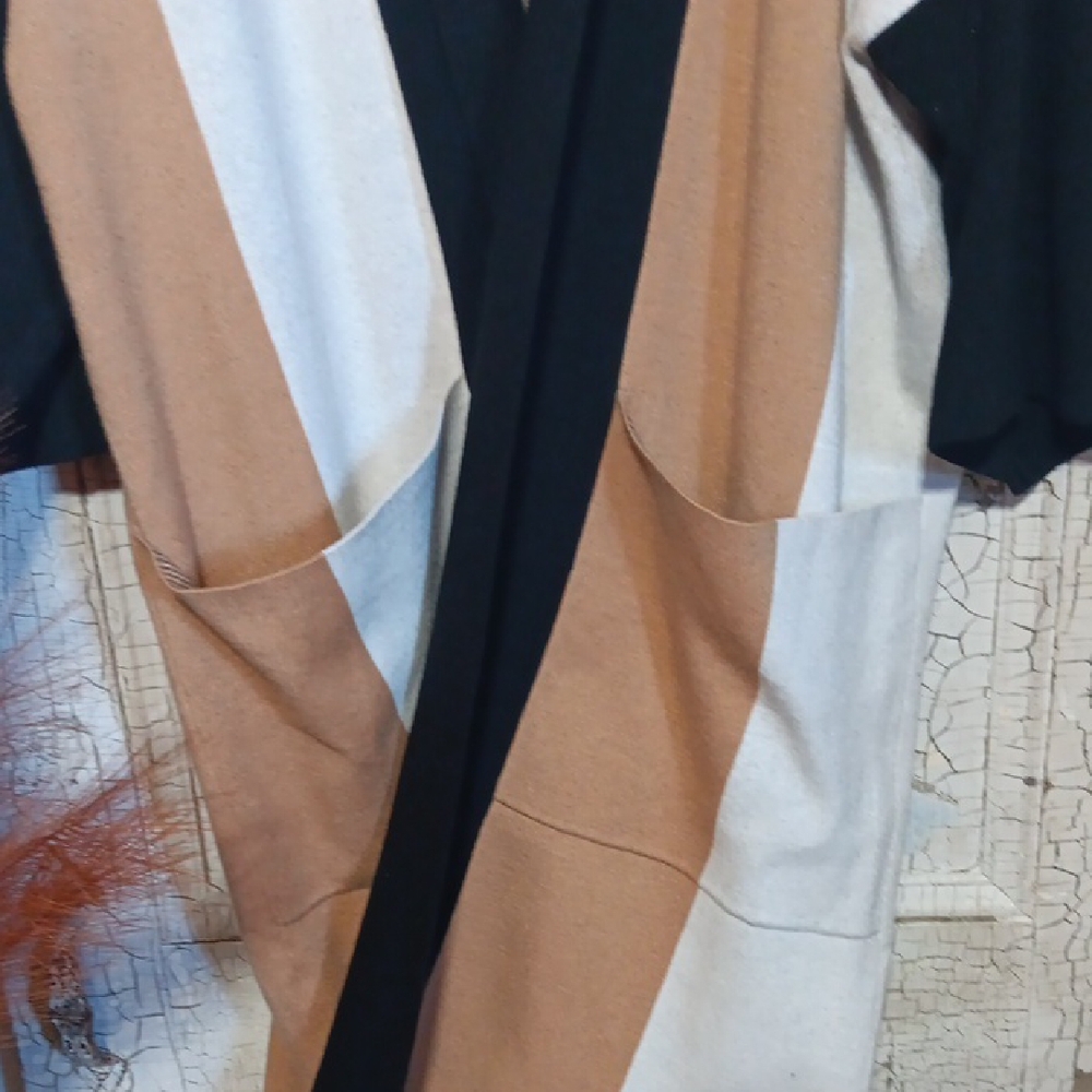 Chic Black, White, and Tan Cape - Picture 4 of 7